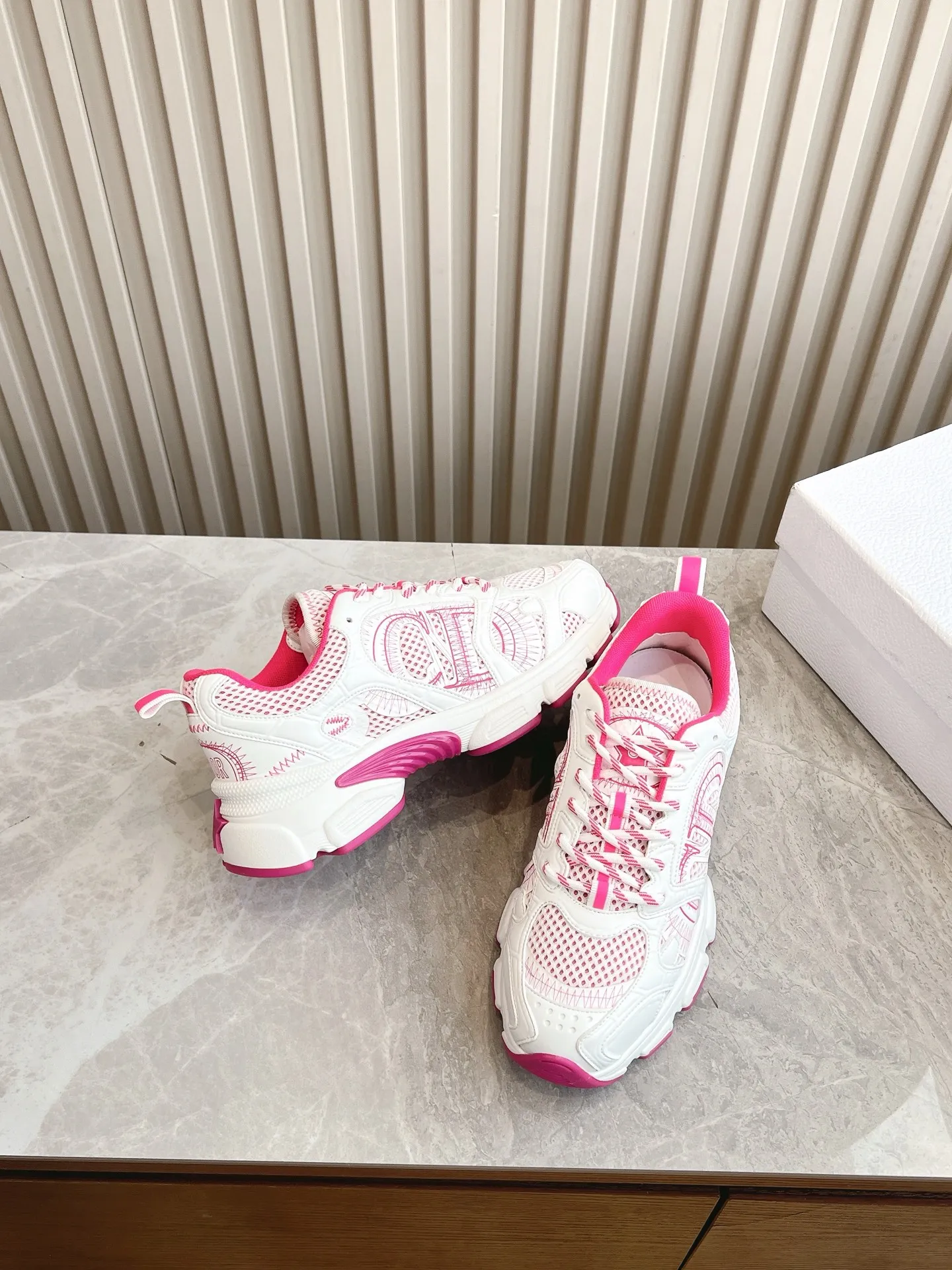 👟👟Ex-factory price 640👟👟 (Top version) Dior Chrono series sports shoes Purchased and developed in Taikoo Hui for RMB 18,200. This Dior chrono sports shoe continues the timeless silhouette and is carefully made of mesh, so it will be particularly comfortable on the feet. It is decorated with CD special craftsmanship logo to enhance the style. The lightweight style is matched with the "Christian Dior" logo thin sole, suitable for all seasons, and can be matched with all kinds of casual looks to add a finishing touch. Classic and super durable. Upper: cowhide stitching. Original molded outsole. Size: 35-41. Full set of counter synchronized gift box 💝 packaging
